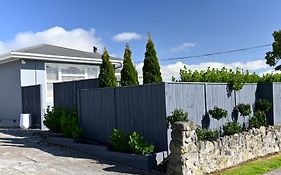 Modern And Private Guesthouse With Hot Tub Located 500M To Havelock North Village